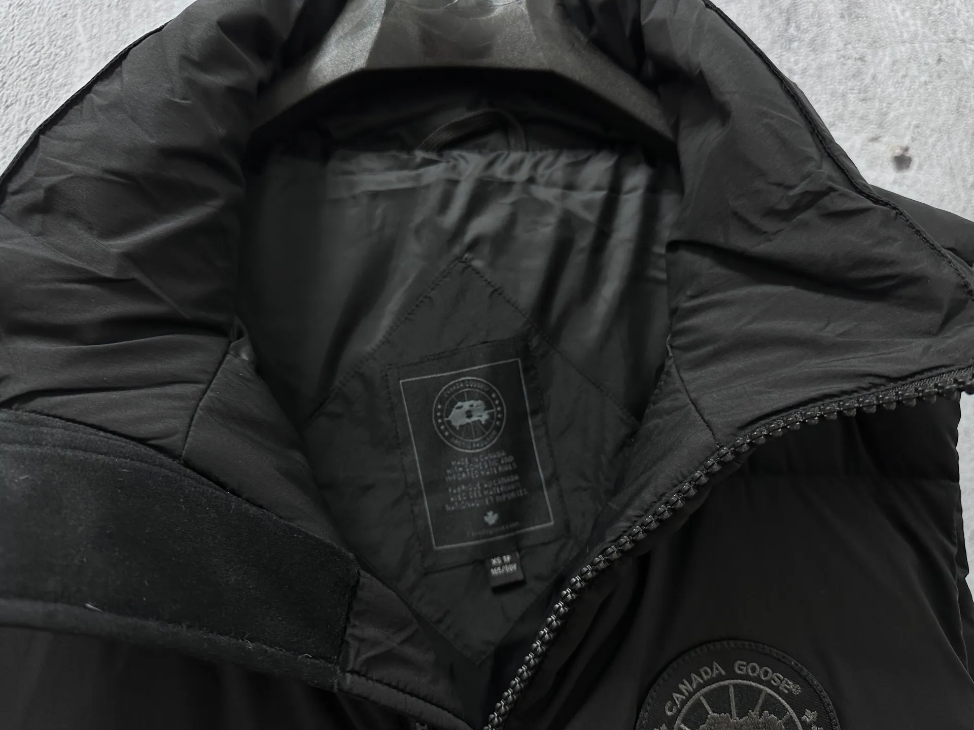 P560 【CANADA GOOSE】Lawrence Men's Down Vest The Lawrence down vest features a durable shell and quilted body, making it a must-have item for all seasons. It's made from sustainable Enduraluxe fabric, which has a durable soft touch. The Lawrence features a thoughtfully designed down-filled collar to block strong winds, a two-way zipper and a longer rear hem. Size: XS-XXL